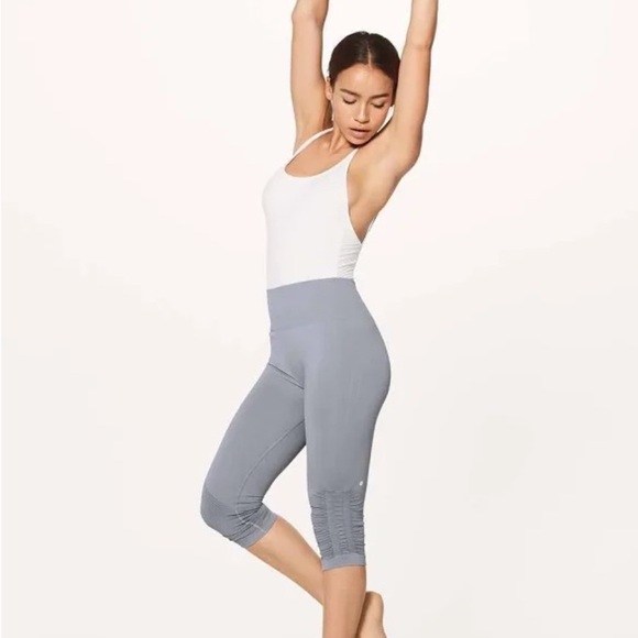 Lululemon Awakening Crop leggings Taryn Toomey 17". Sz 4. Gray. Ruched leg. - Picture 6 of 15